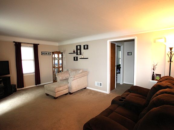 4th image of 6938 Greenleaf Ave