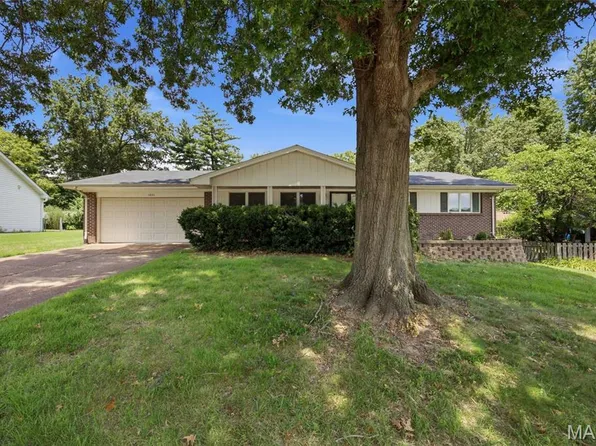 1001 Bridgeport Dr, Ellisville, MO 63011