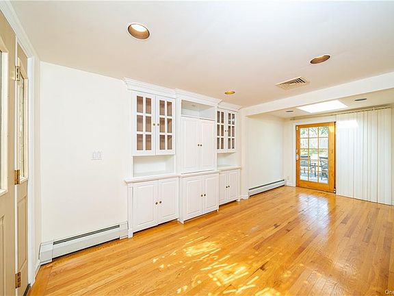 4th image of 92 Roundhill Dr