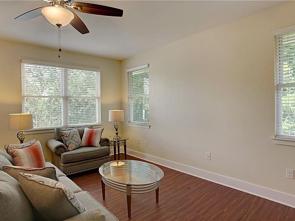 4th image of 905 Brentwood St #B