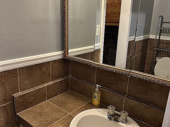 4th image of 405 Dowell Ln