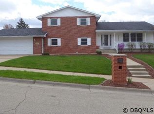 2490 Knob Hill Dr, Dubuque, IA 52003
