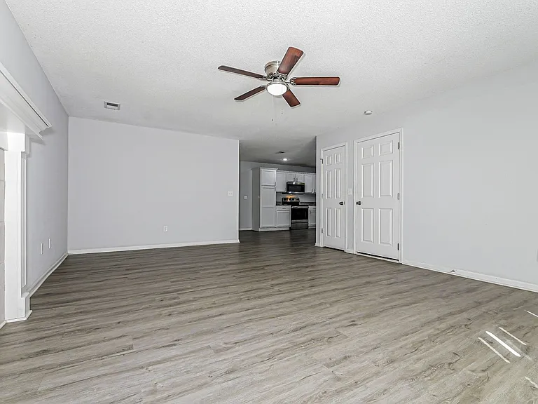 305 NW Woodbury Dr — Photo 4
