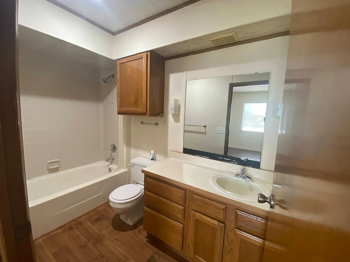 Building Photo - 4112 N Drexel Blvd #A