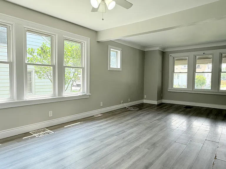 1658 Marentette Ave #1660 — Photo 5