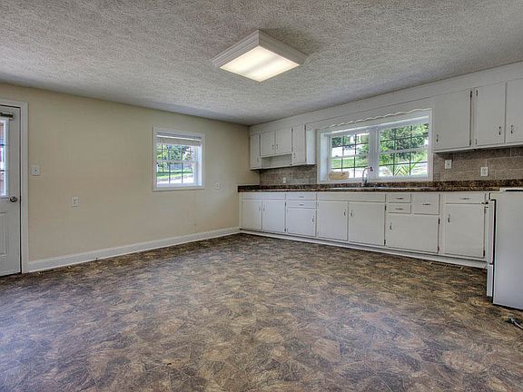 4th image of 2424 Highland Dr