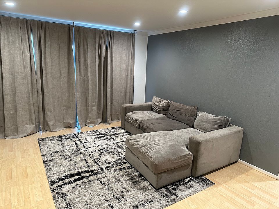 1st image of 5429 Newcastle Ave APT 211