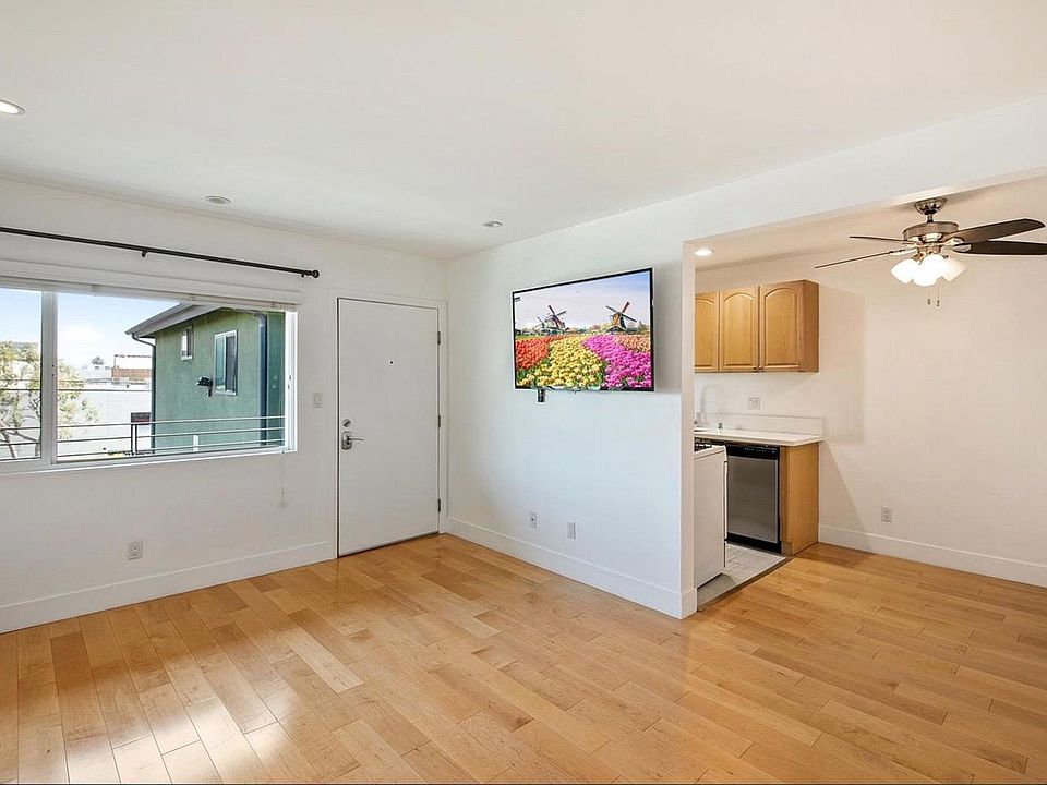 Sound proof windows. upper unit with AIR CONDITIONING.