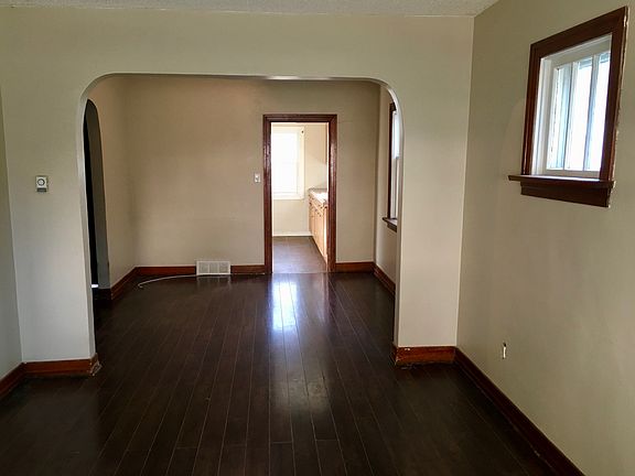 3rd image of 2117 Winnipeg St