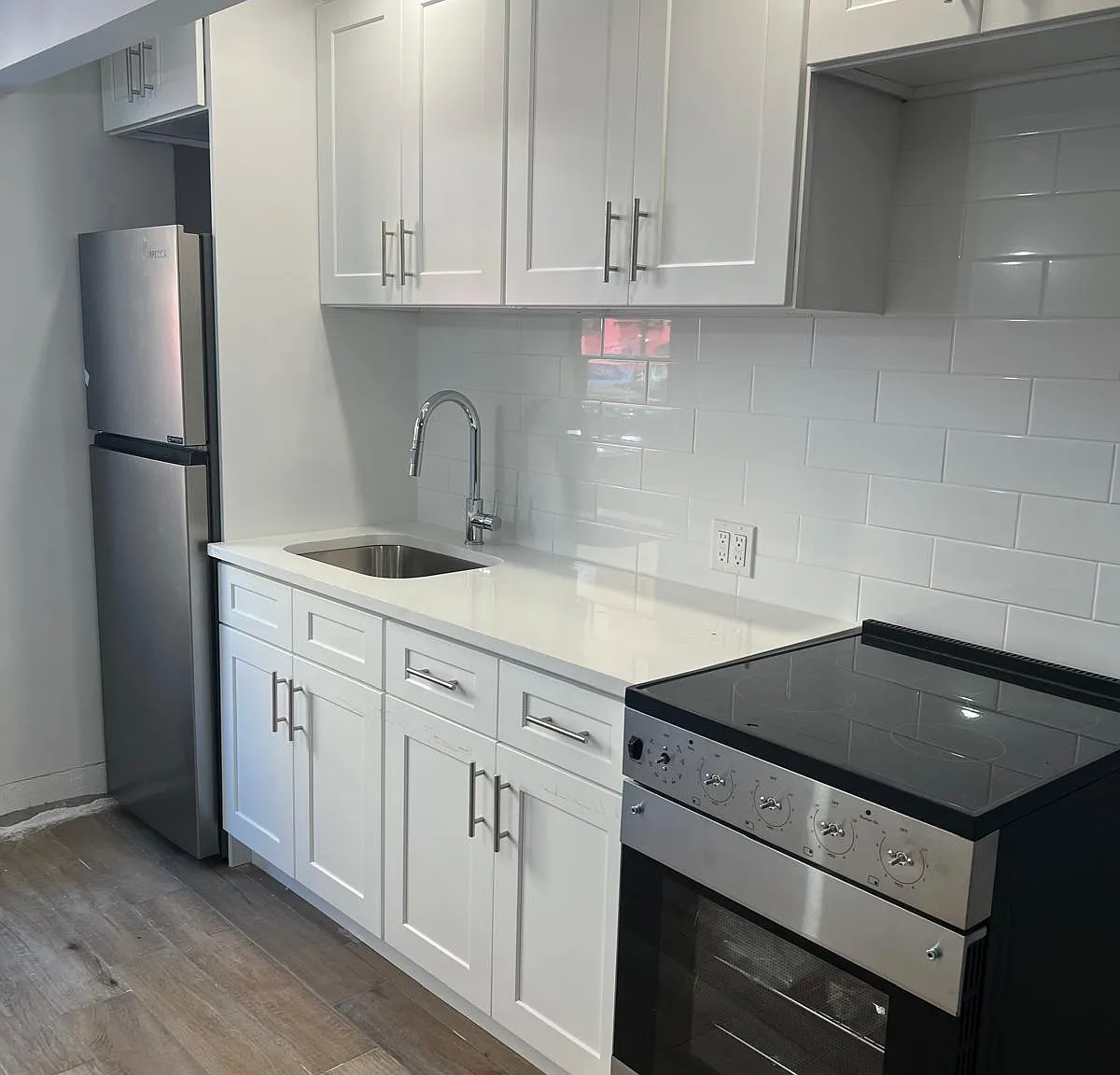1143 Hoe Ave — Photo 1