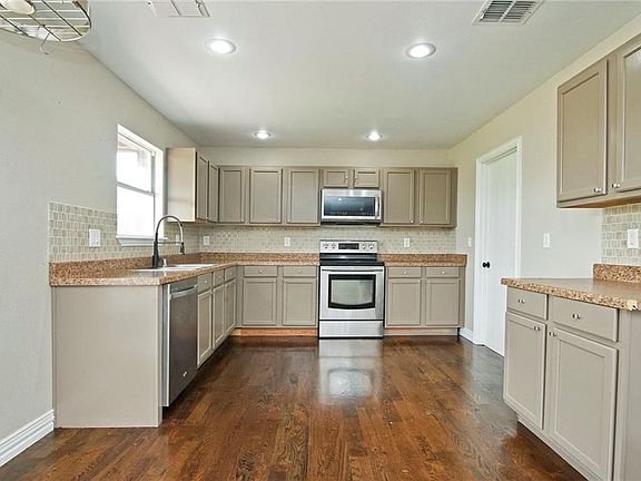 4th image of 2301 Live Oak Dr
