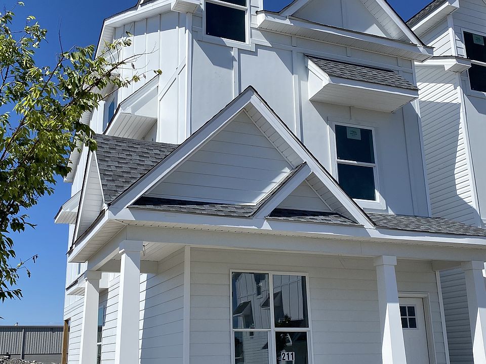 1st image of 211 Carlton Ln