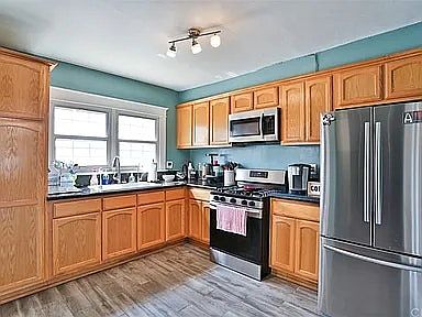 3rd image of 216 W Hillcrest Blvd