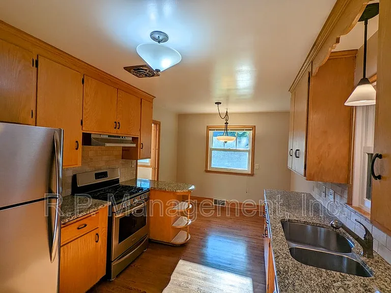 2111 Irving Ave S — Photo 6
