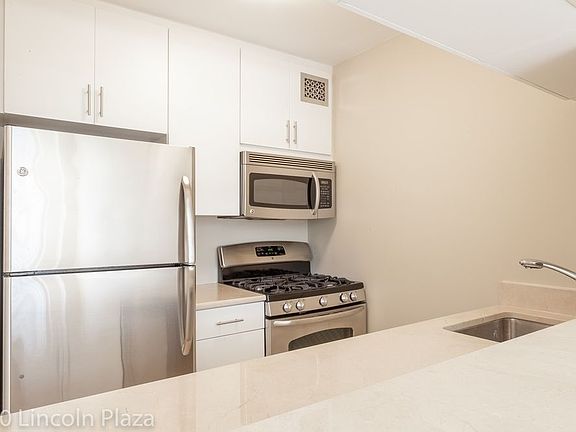 4th image of 30 W 63rd St APT 12E