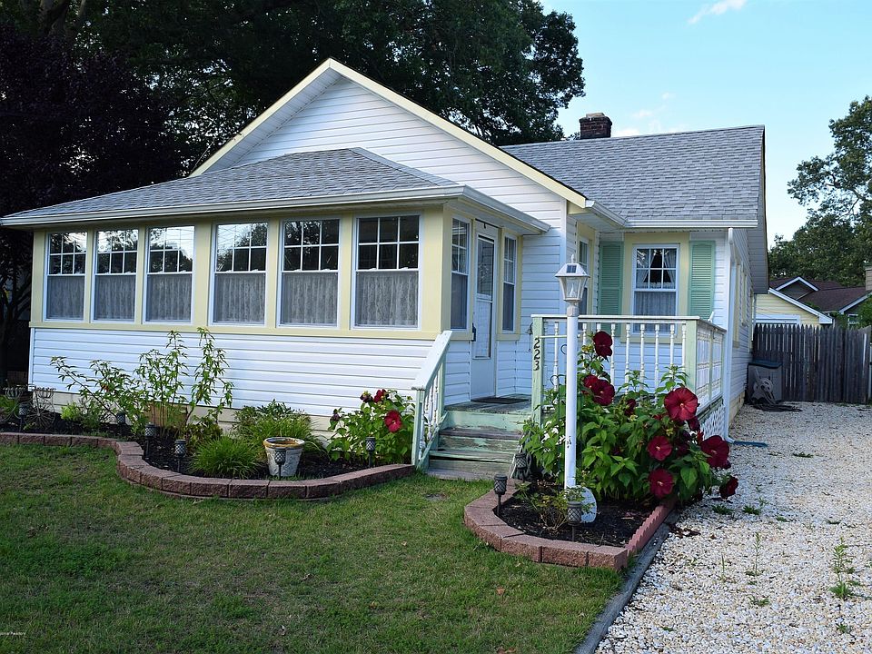 1st image of 223 Swan Blvd