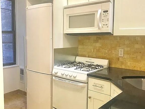 4th image of 325 E 78th St APT 4B