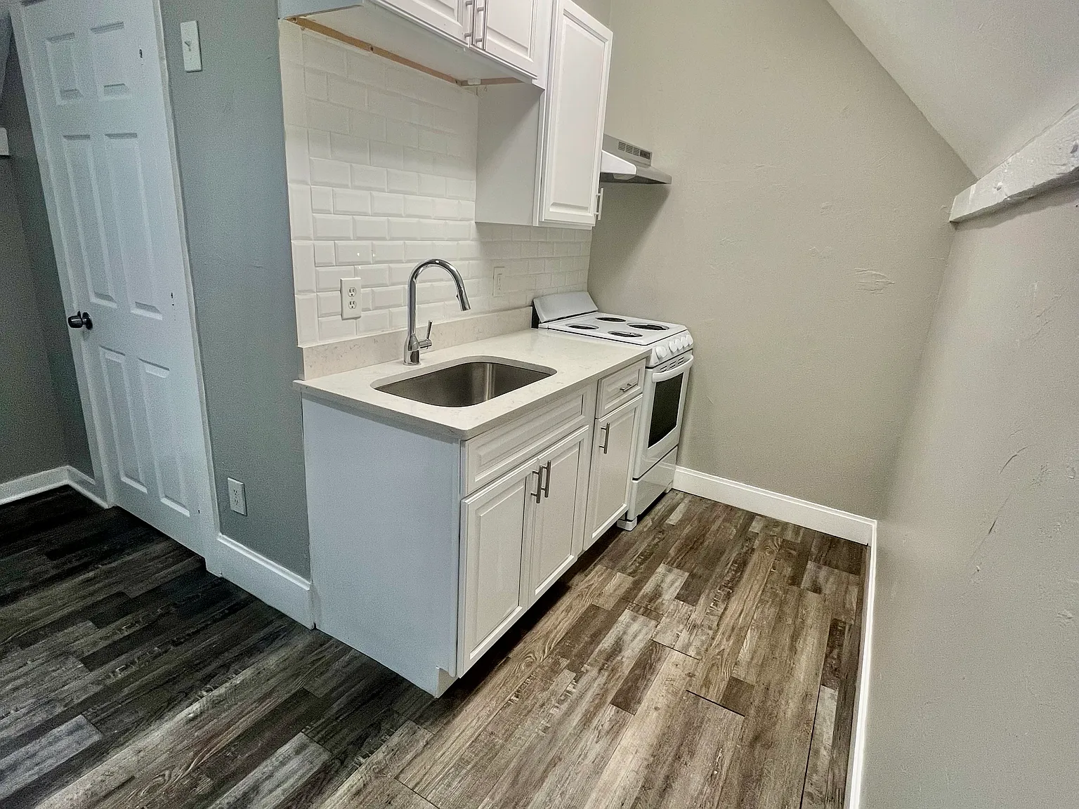 2 bed, 900 sqft, $2,100 — Photo 2