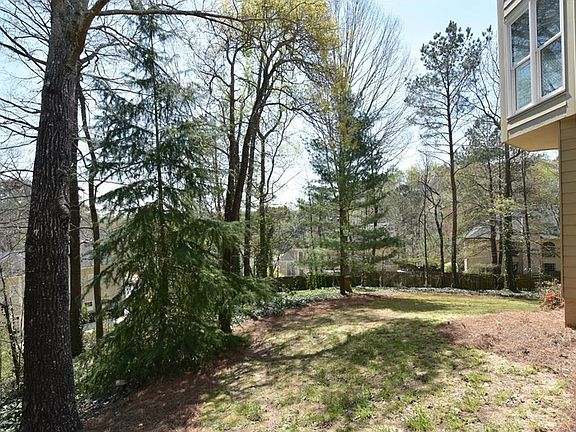 4th image of 225 Winnipeg Ln