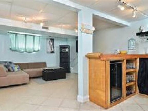 finished bsmt w/ wet bar