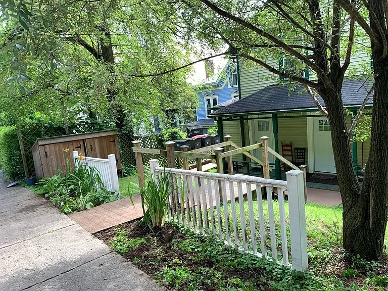 216 University Ave — Photo 69
