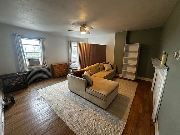 Bedroom/living room.