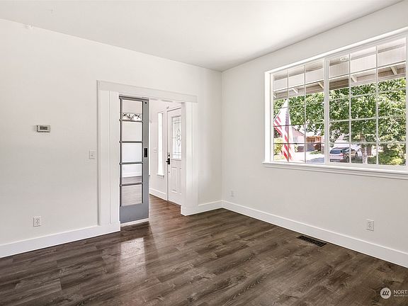 4th image of 4041 Campus Green Dr NE