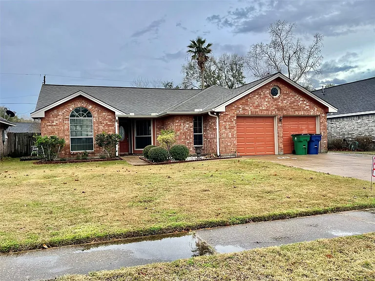704 Manor Dr — Photo 4
