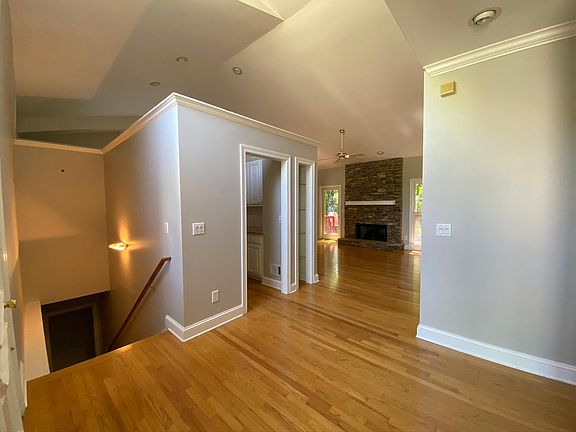 4th image of 370 Medridge Dr