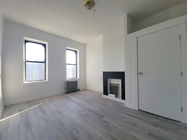 557 Wilson Ave #3L — Photo 11