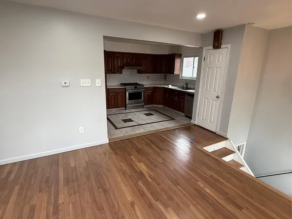 28 Weir St, Hempstead, NY 11550