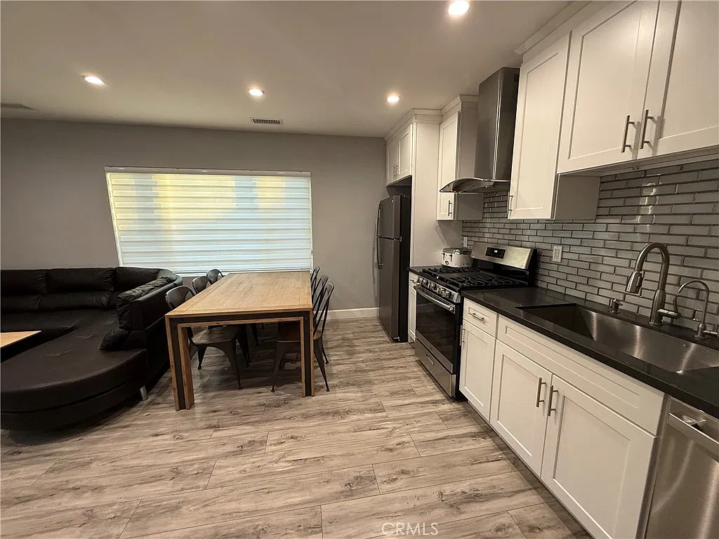 2 bed, 1.5 bath, 800 sqft, $3,000 — Photo 3