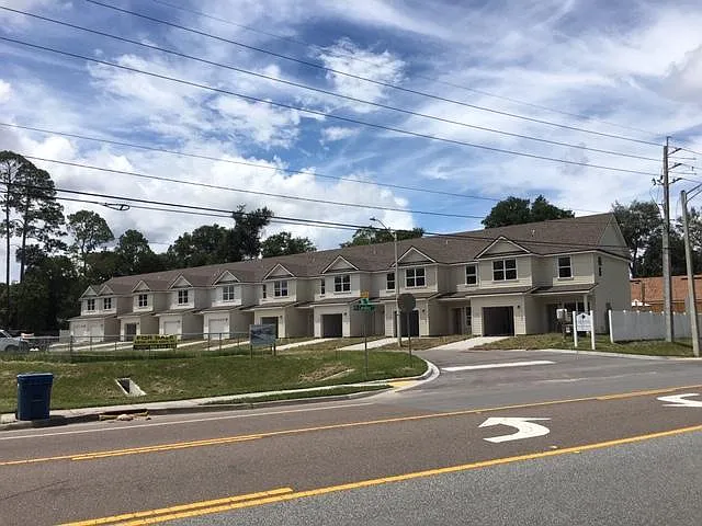 3 bed, 2.5 bath, 1440 sqft, $1,750 — Photo 2