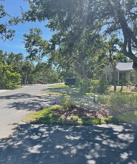 1861 Shoreland Dr — Photo 2
