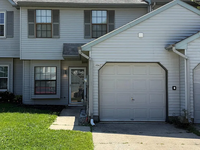 1042 Baywood Dr — Photo 2