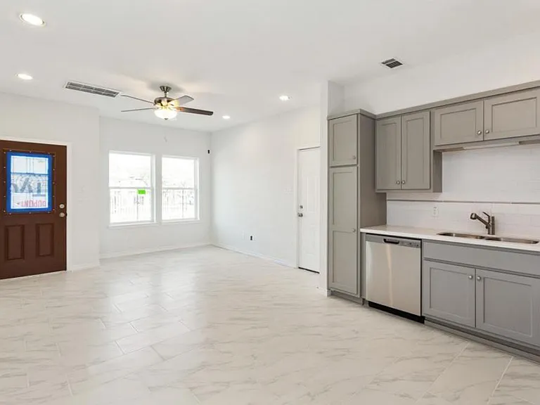 11623 Waldemar Dr — Photo 7