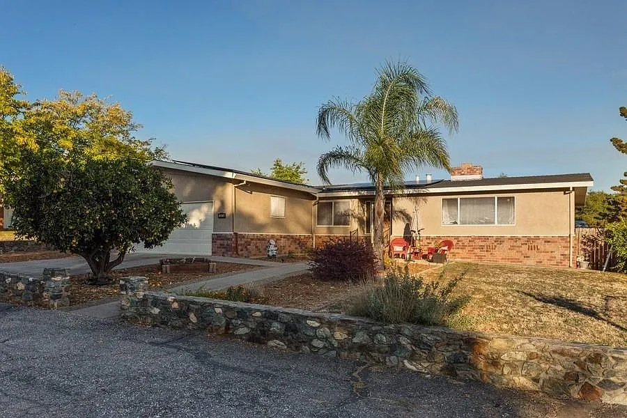 1370 Wesley Ln photo 1