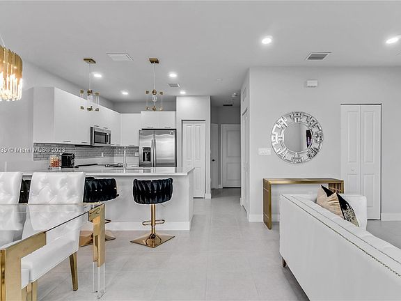 5th image of 10270 NW 66th St #302