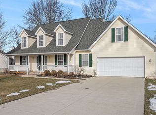 2028 Waterside Dr, Fenton, MI 48430