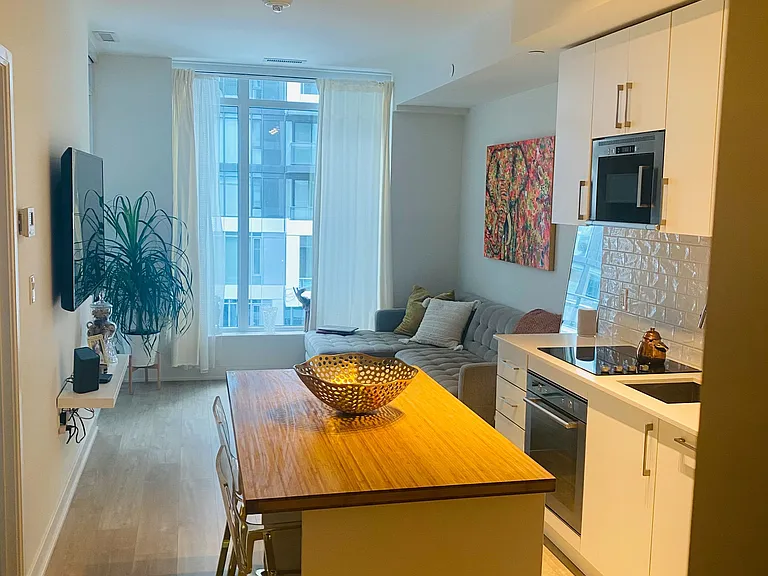 576 Front St W #908 — Photo 2