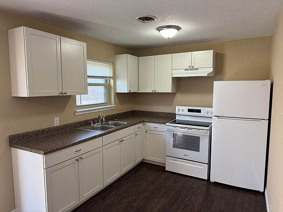 2nd image of 1402 Connell Dr