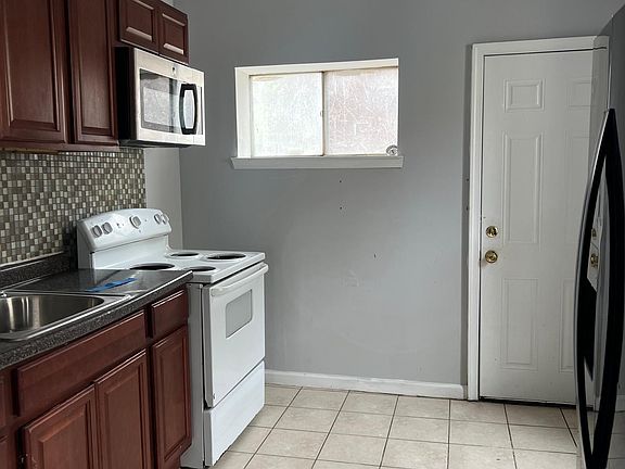 3rd image of 5958 N Beechwood St