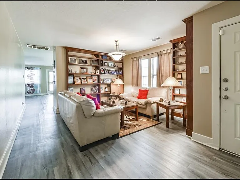19403 Wann Park Dr — Photo 1