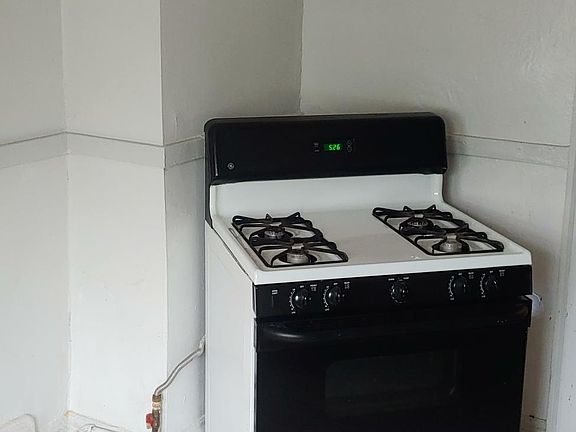 3rd image of 3222 E 130th St Floor 1