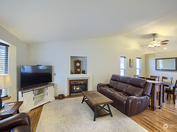 3rd image of 2905 Lake Dr