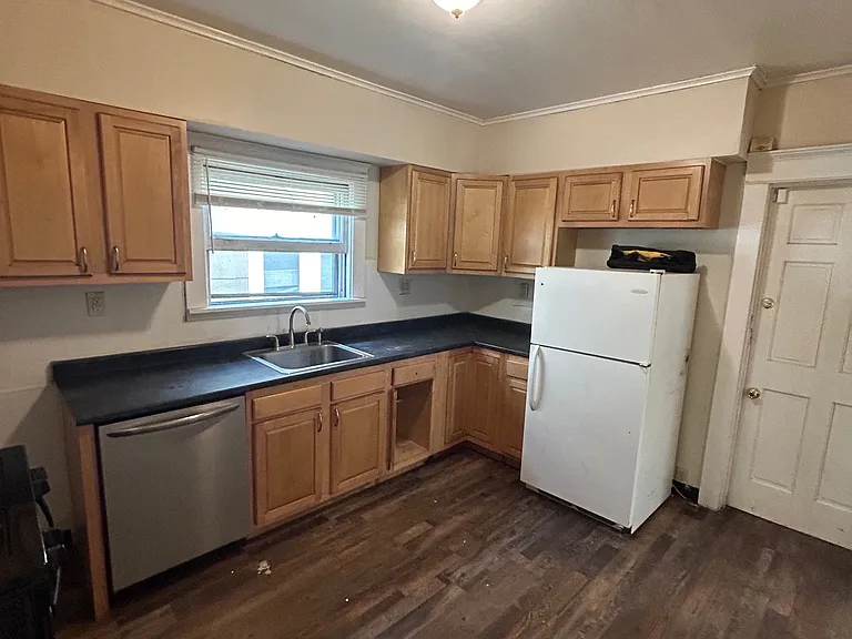 63 Montrose Ave — Photo 2