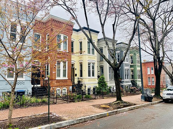 Yellow house - street View.