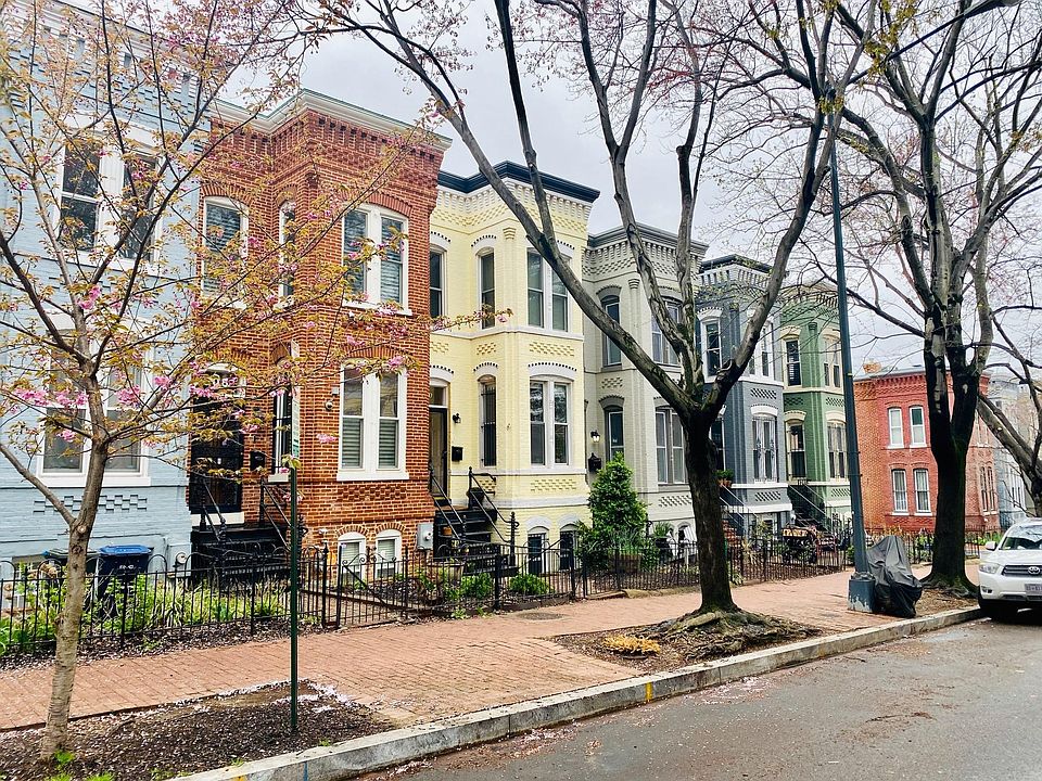 Yellow house - street View.