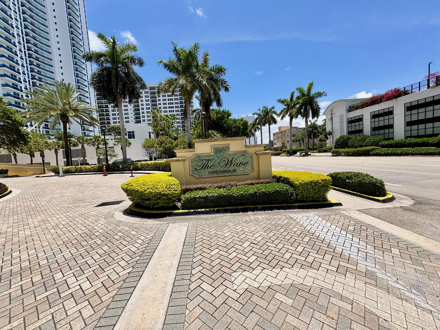 The Wave Condominium — Photo 2