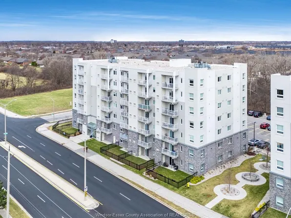 1675 Banwell Rd #402, Windsor, ON N8P 0G6